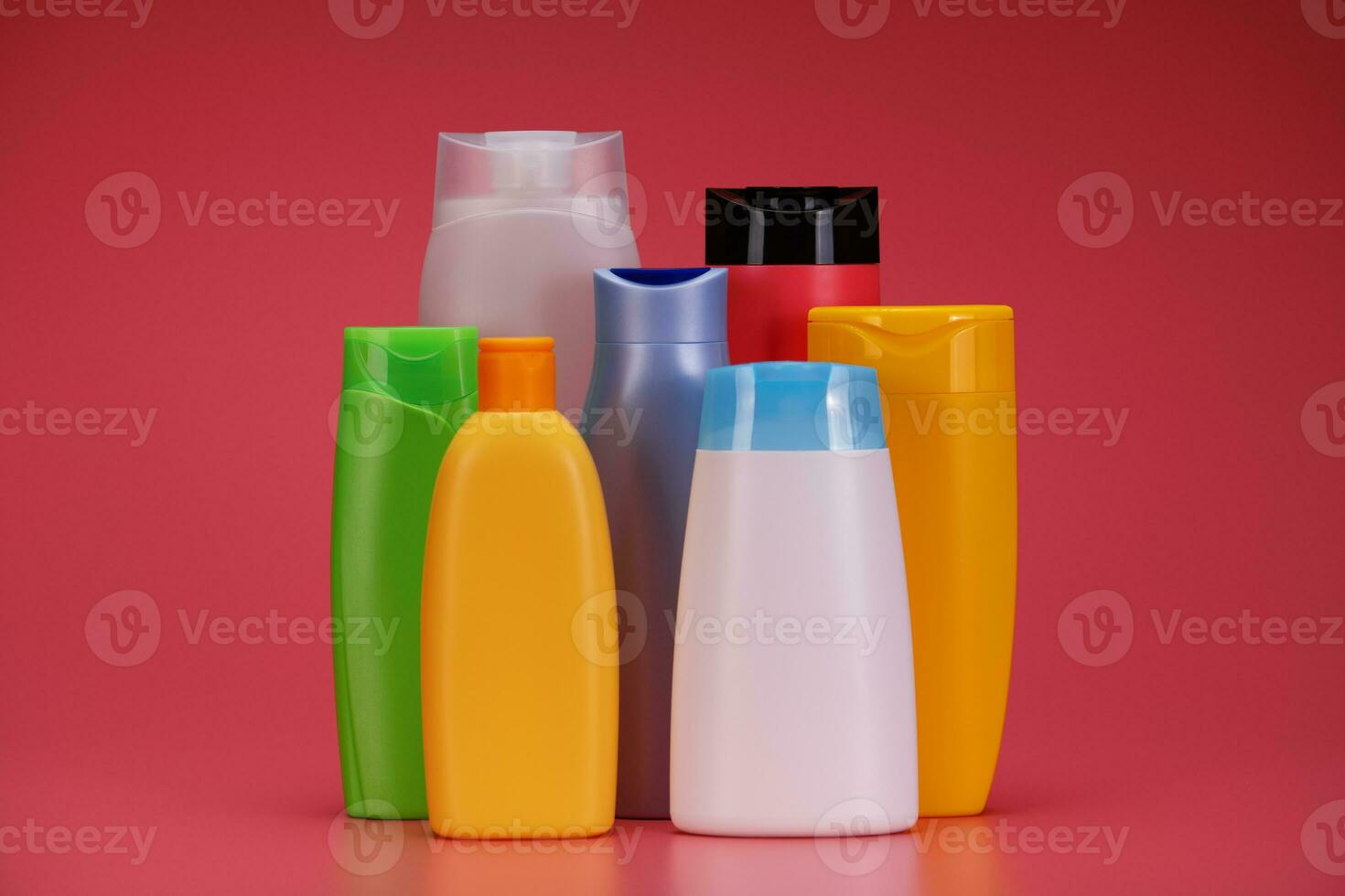 Vide étiquette shampooing bouteille ou douche gel sur rose Contexte photo