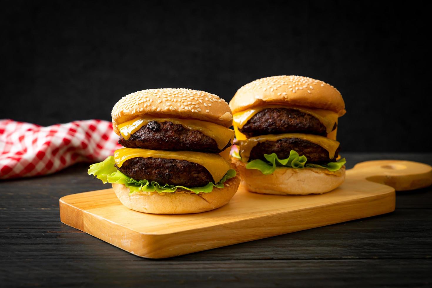 hamburger ou hamburgers de boeuf avec du fromage photo