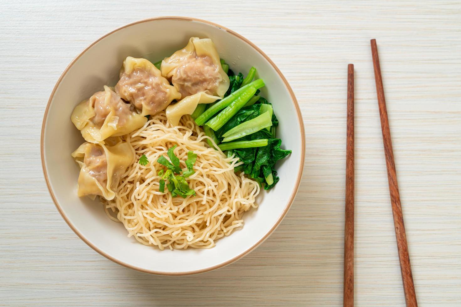 nouilles aux œufs séchées avec wonton de porc ou boulettes de porc sans soupe photo