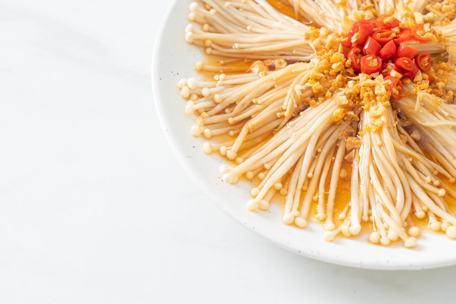 enokitake cuit à la vapeur avec sauce soja, piment et ail photo