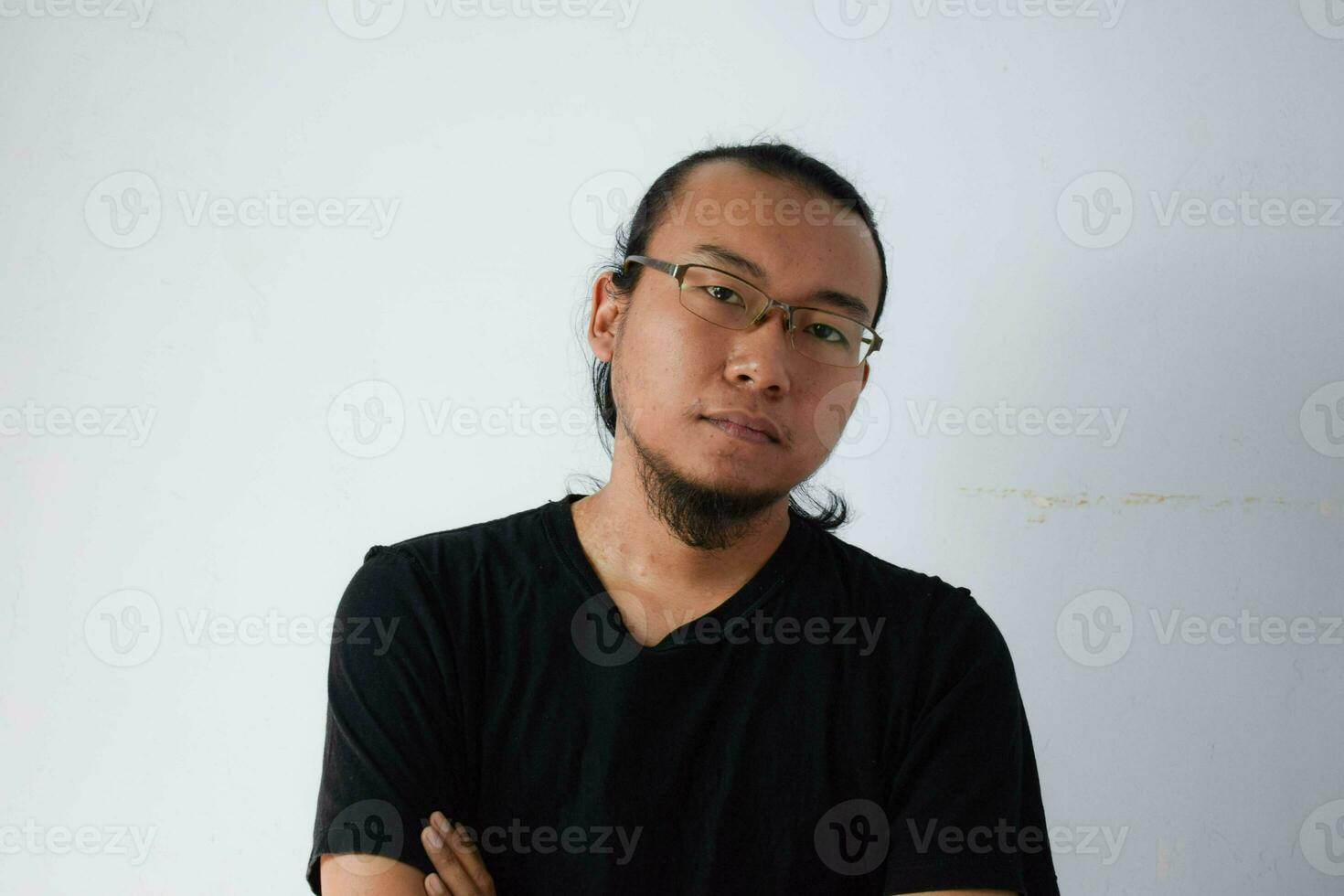 adulte asiatique homme portant noir T-shirt photo