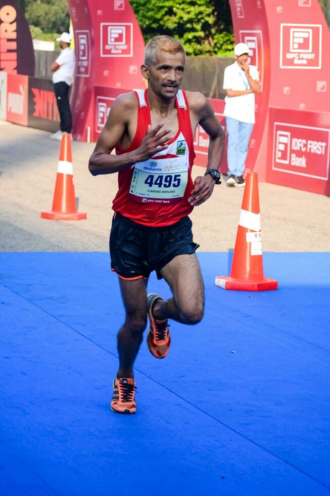 Nouveau Delhi, Inde - octobre 15 2023 - védanta delhi moitié marathon course après convoitise dans lequel marathon les participants à propos à traverser le terminer doubler, delhi moitié marathon 2023 photo