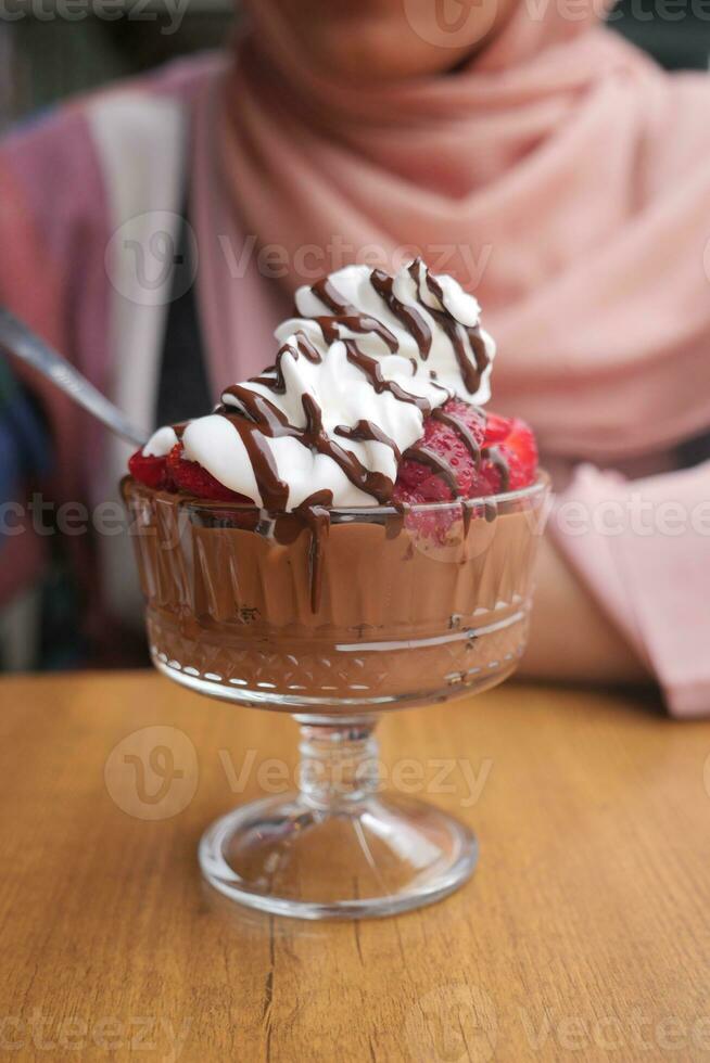 en mangeant fraise Chocolat la glace crème, photo