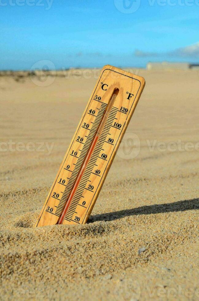 une thermomètre dans le le sable photo