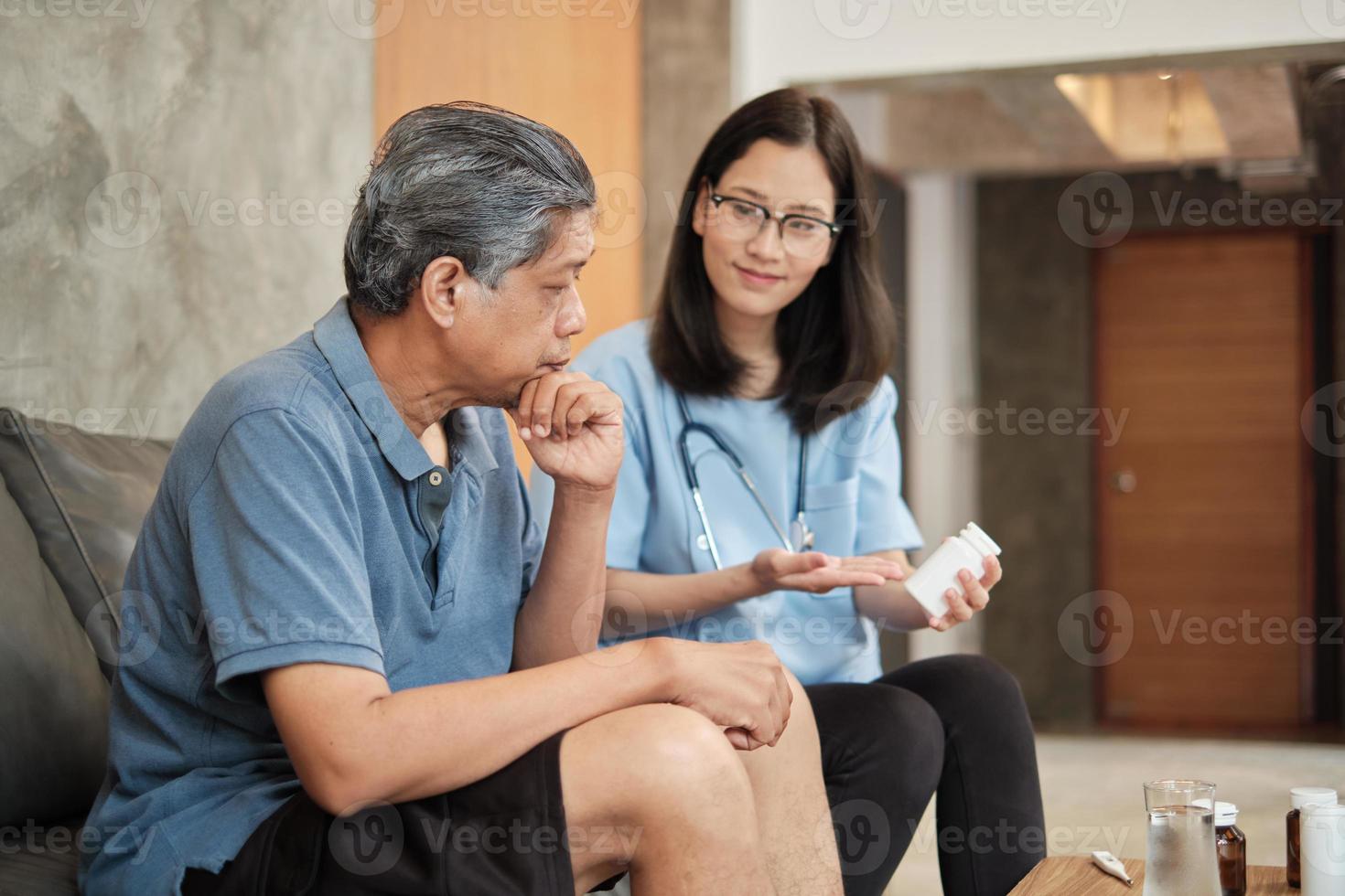 soins à domicile, femme médecin aidant un patient à prendre des médicaments photo