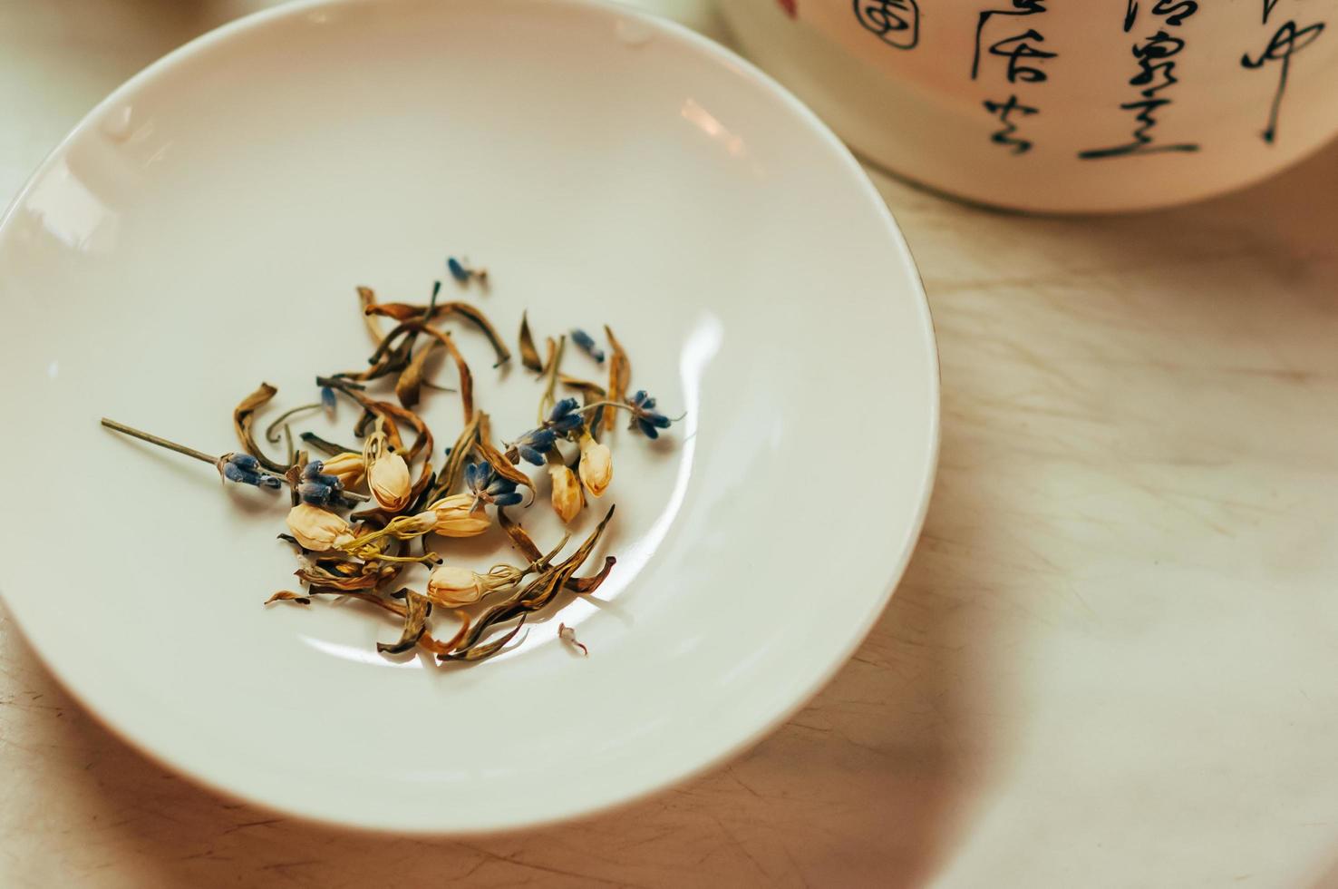 fleurs de thé de lavande et de jasmin sur une soucoupe photo