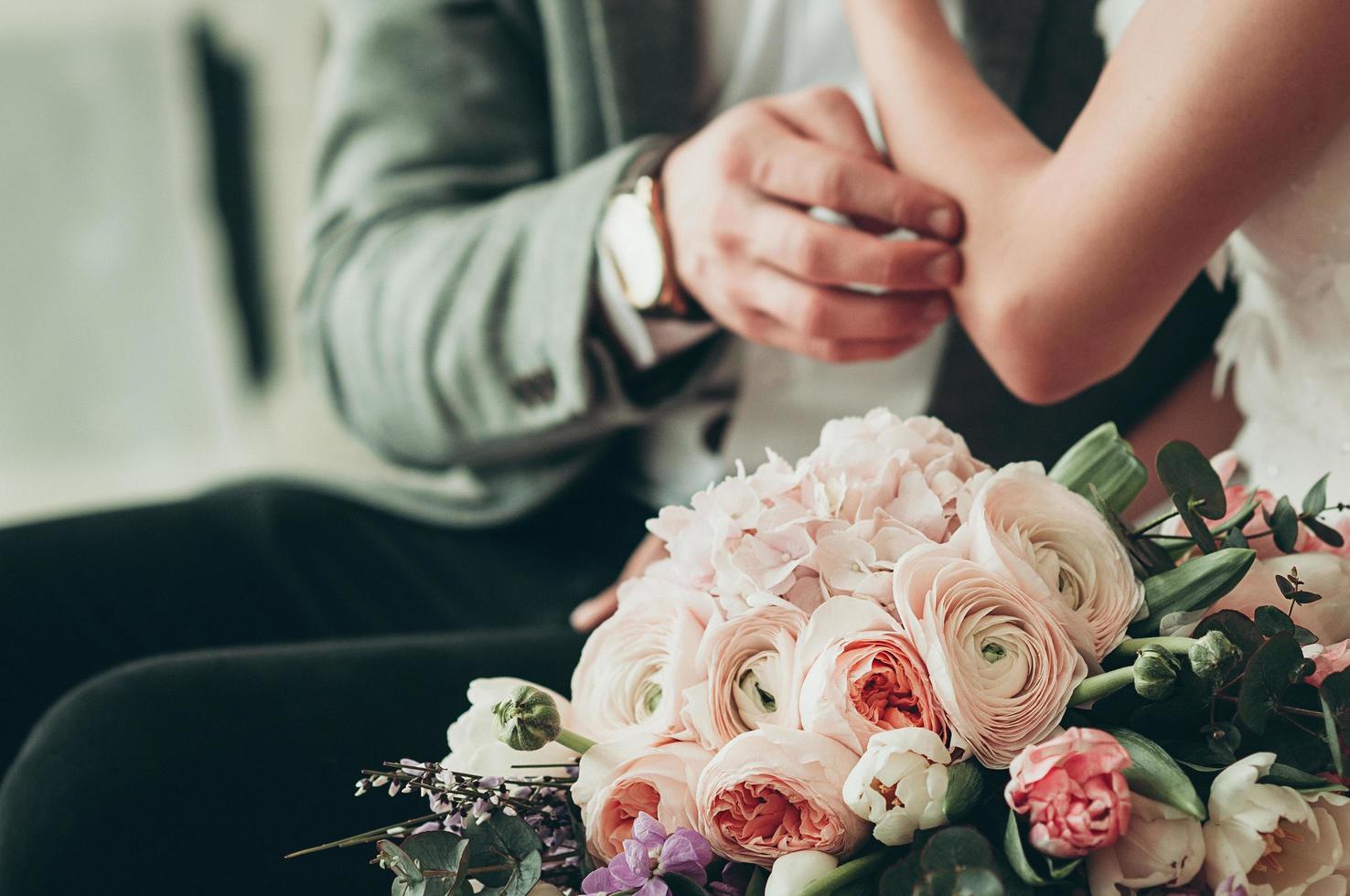 bouquet de mariage avec la mariée et le marié floue en arrière-plan photo