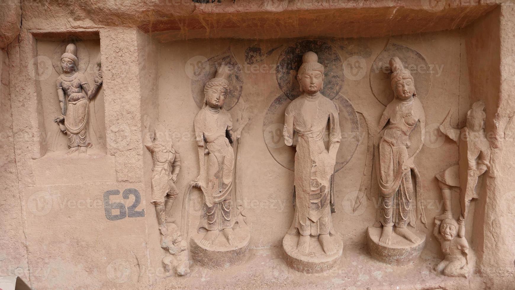 Sculpture de grottes bouddhistes dans le temple de bingling lanzhou gansu, chine photo