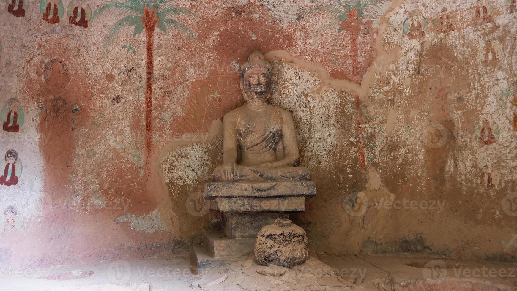 Sculpture de grottes bouddhistes dans le temple de bingling lanzhou gansu, chine photo