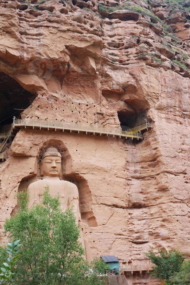 Ancienne statue de bouddha chinois au temple de la grotte de bingling à Lanzhou en Chine photo