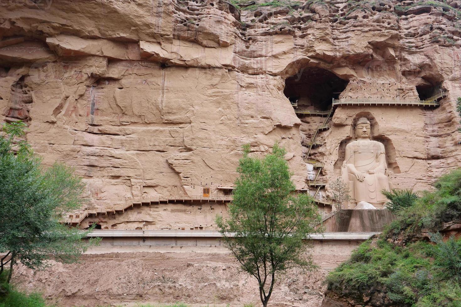 Ancienne statue de bouddha chinois au temple de la grotte de bingling à Lanzhou en Chine photo