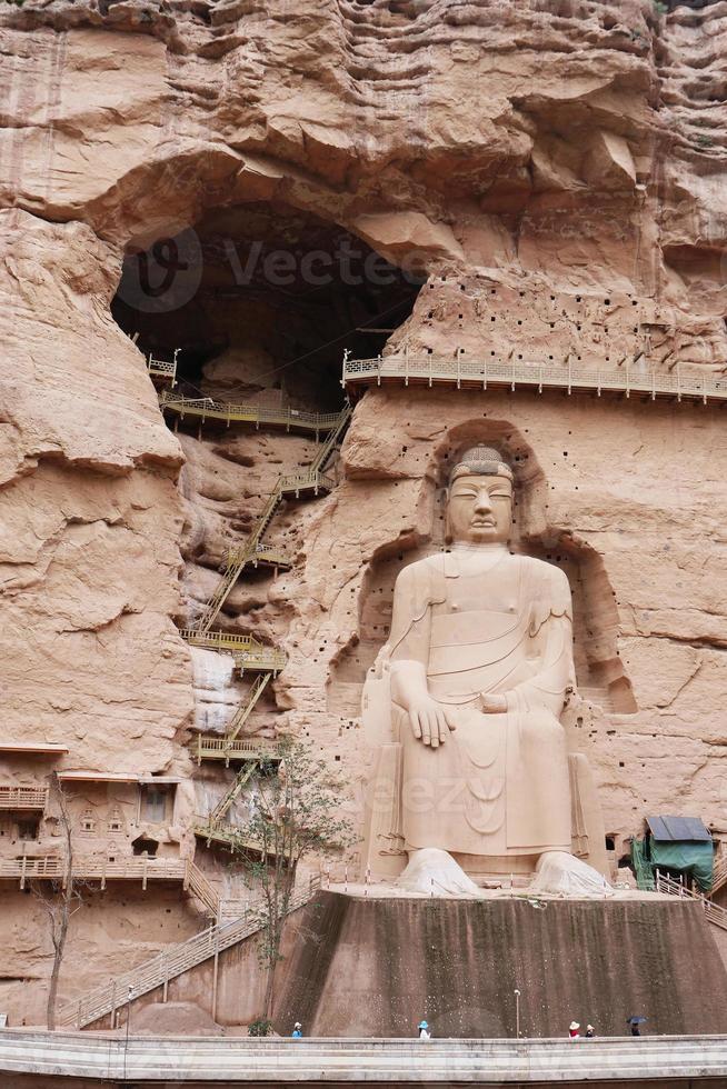 Ancienne statue de bouddha chinois au temple de la grotte de bingling à Lanzhou en Chine photo