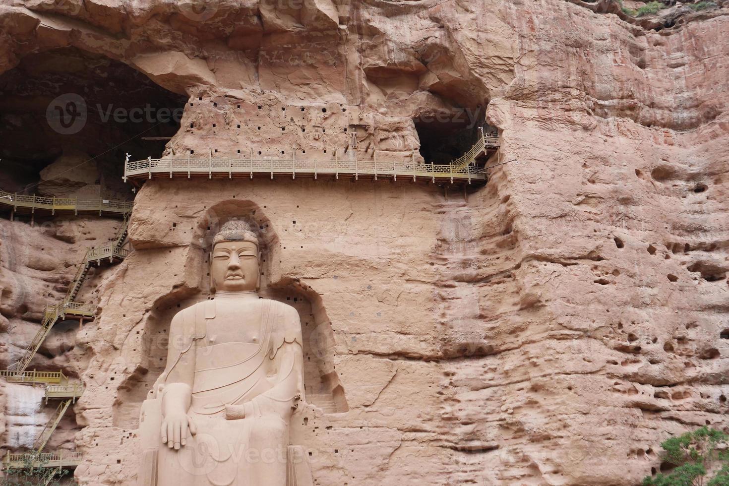 Ancienne statue de bouddha chinois au temple de la grotte de bingling à Lanzhou en Chine photo