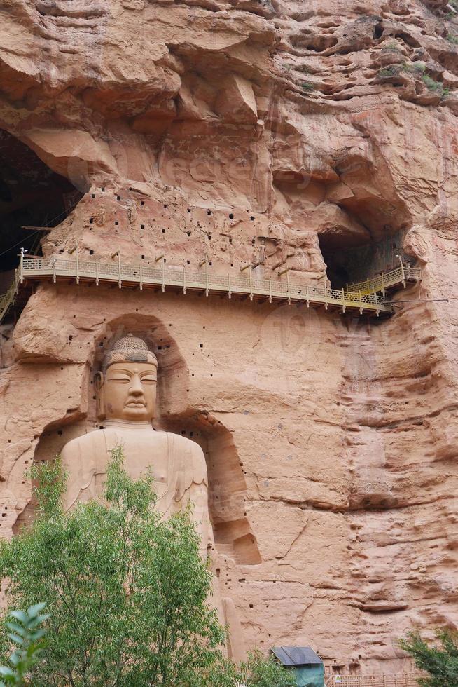 Ancienne statue de bouddha chinois au temple de la grotte de bingling à Lanzhou en Chine photo