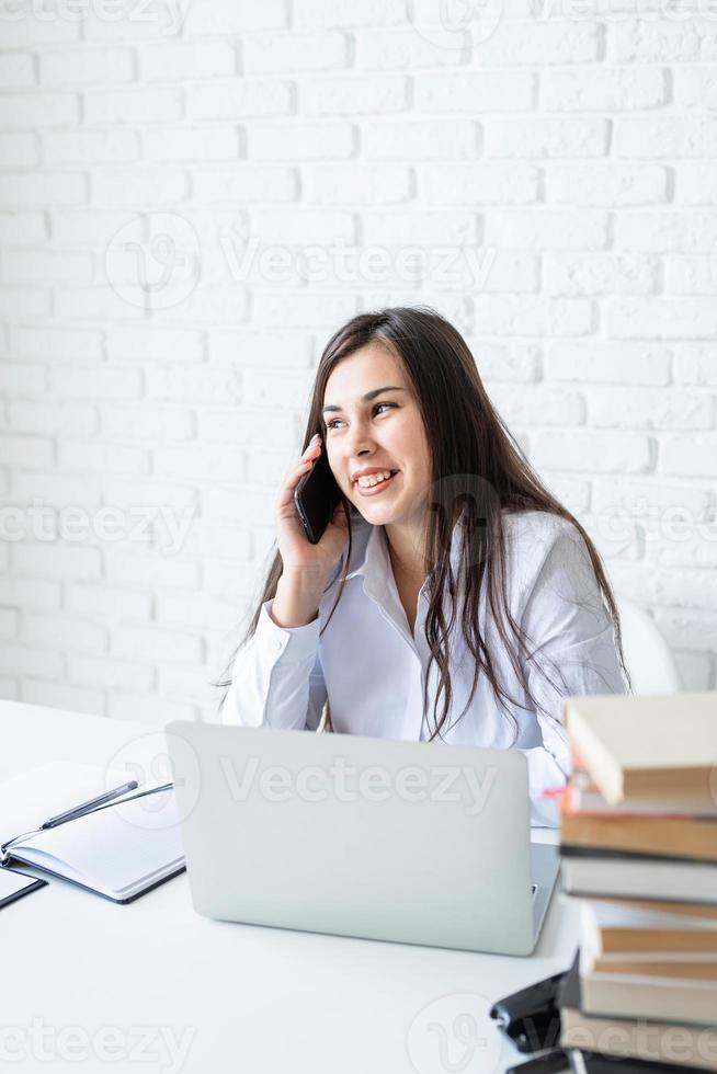 femme d'affaires travaillant en ligne parlant au téléphone photo