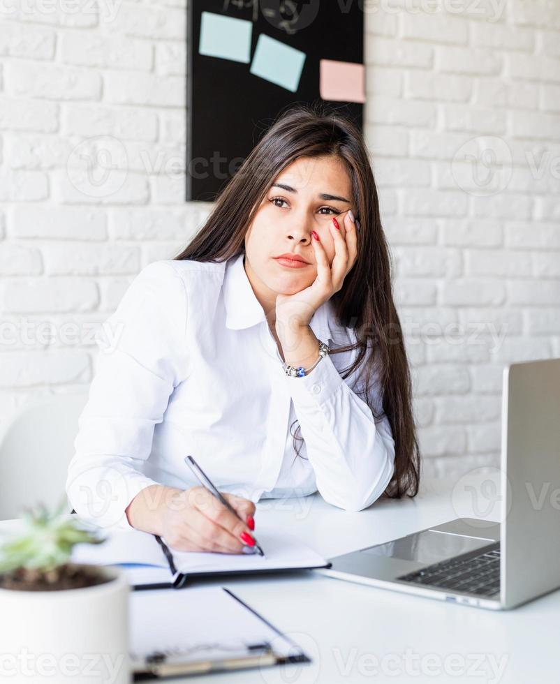 femme brune triste ou déprimée regardant loin photo