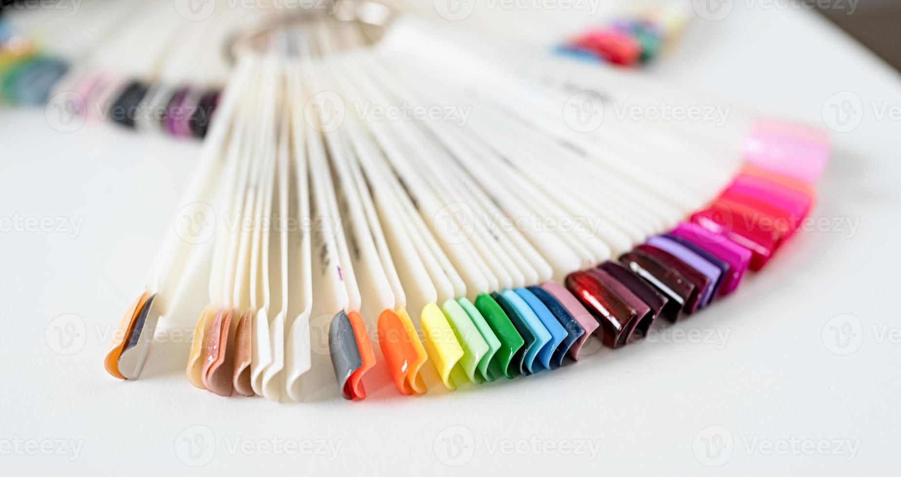 bouts d'ongles en plastique colorés sur la table dans un salon de manucure photo