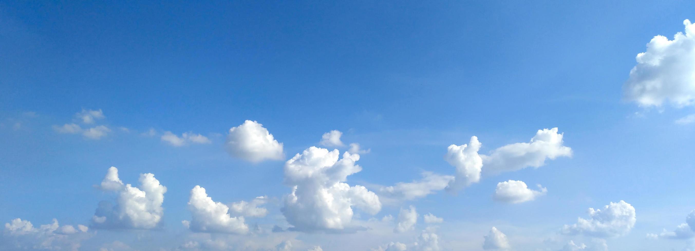 le ciel bleu et le fond de beaux nuages photo