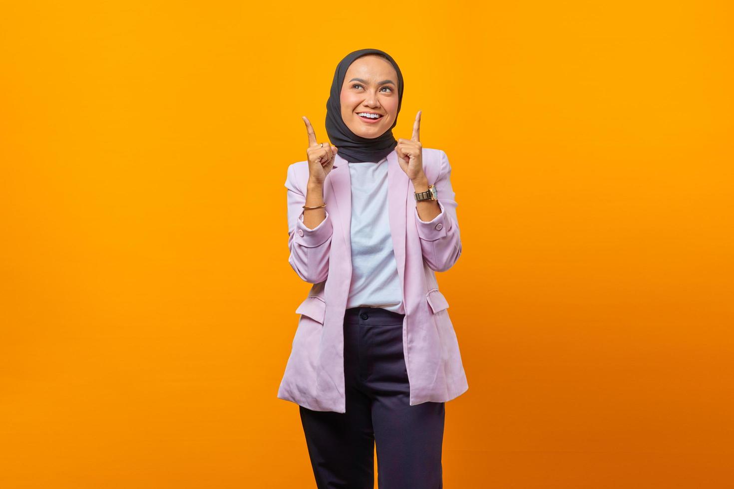 portrait de femme d'affaires asiatique joyeuse pointant vers le haut photo