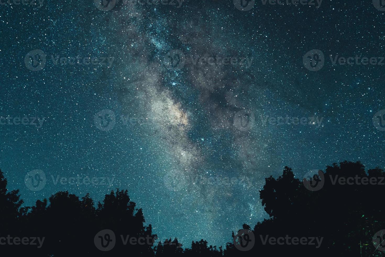 voie lactée et étoiles de nuit dans les champs photo