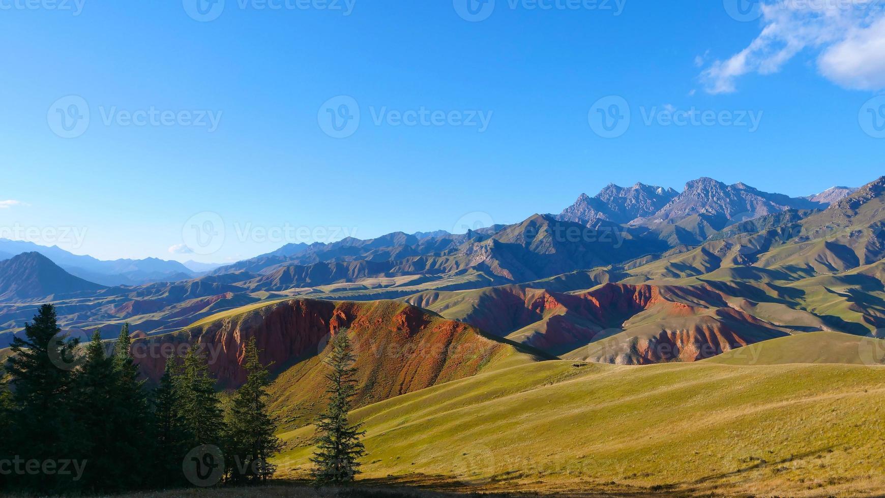 la région pittoresque de la montagne qilian mont drow à qinghai en chine. photo