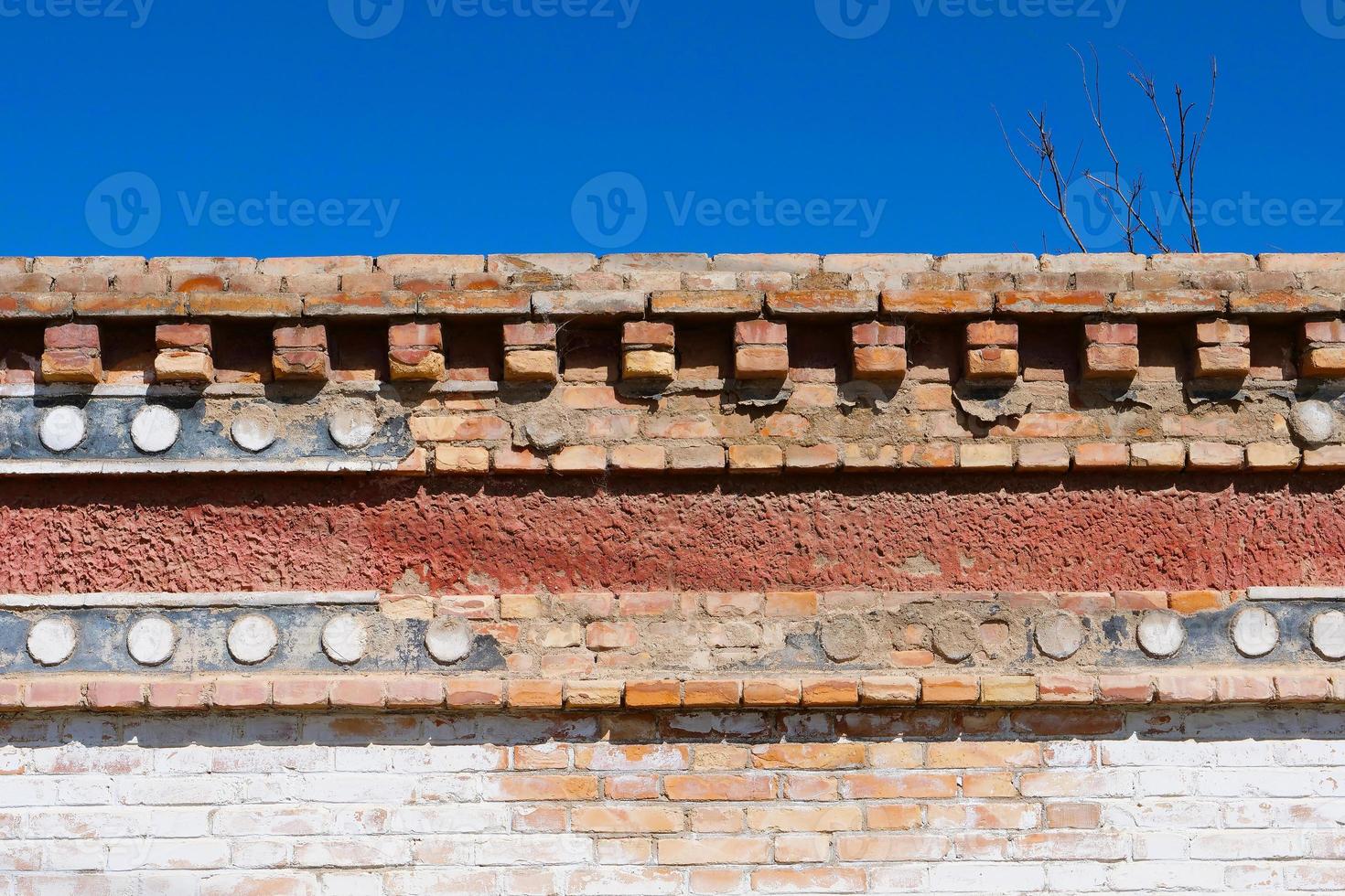 mur de briques rétro dans le monastère bouddhiste tibétain arou da temple photo