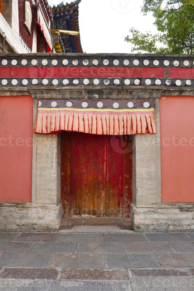 mur de porte en bois dans le monastère de kumbum, temple ta'er à xining en chine. photo