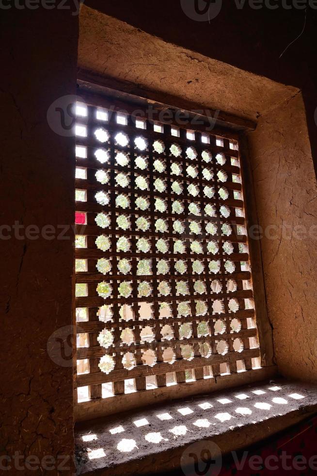 Fenêtre de la maison d'habitation dans la vallée des raisins de turpan, Xinjiang photo