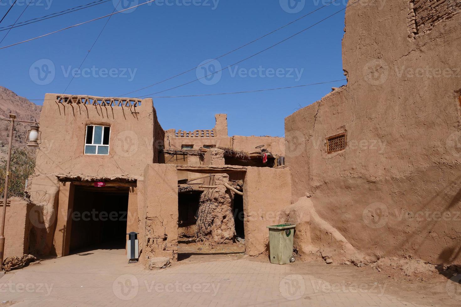 Vieille maison résidentielle dans la vallée du village de Tuyoq, province du Xinjiang en Chine. photo