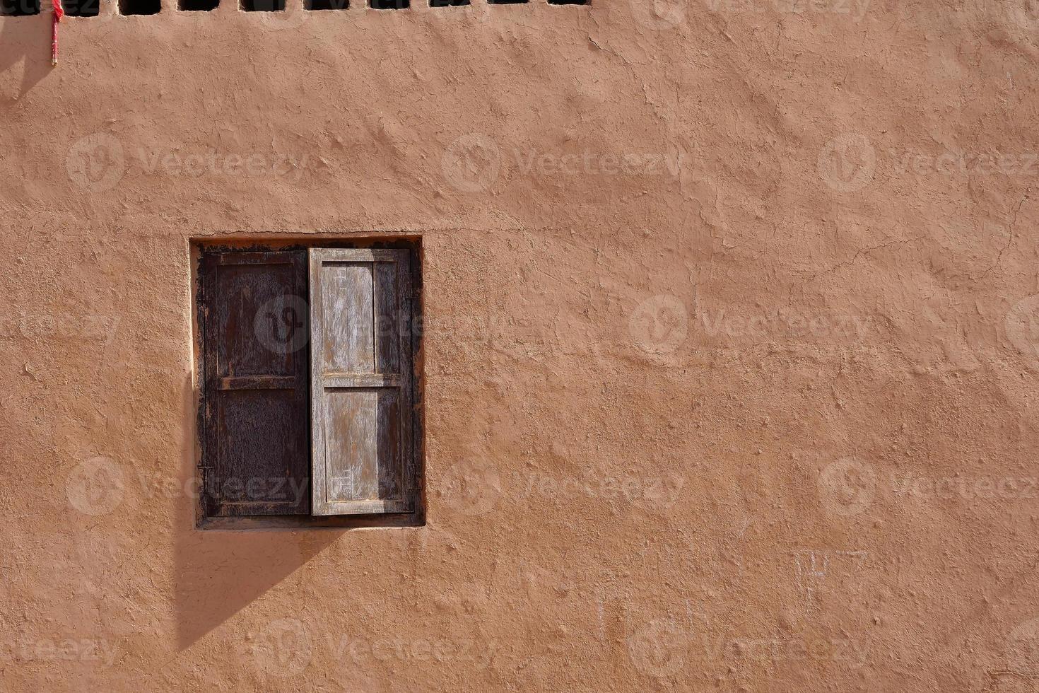 Vieux mur de maison et fenêtre en bois village de tuyoq valleyxinjiang chine. photo