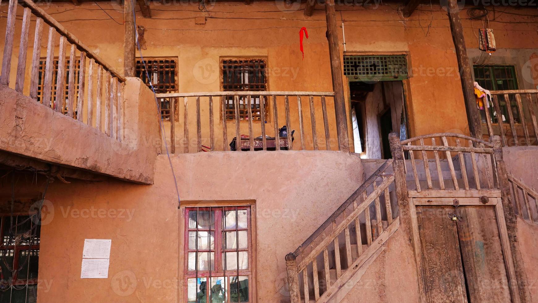 Intérieur de la vieille maison dans le village de Tuyoq, province de Valleyxinjiang, Chine. photo