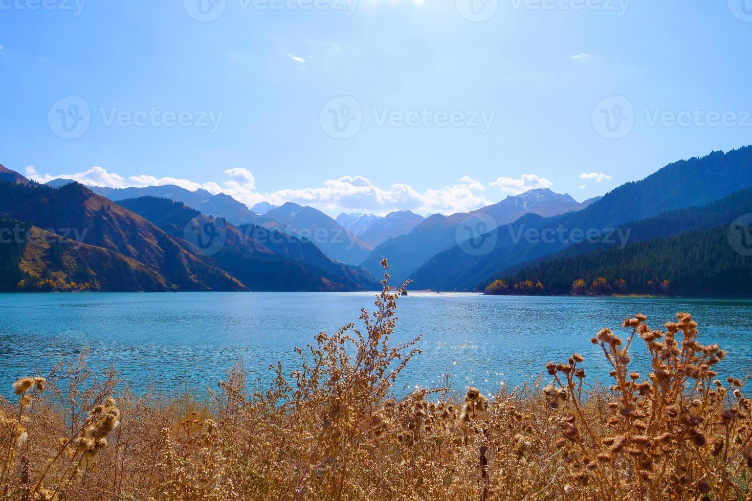 lac paradisiaque des montagnes célestes au xinjiang en chine. photo