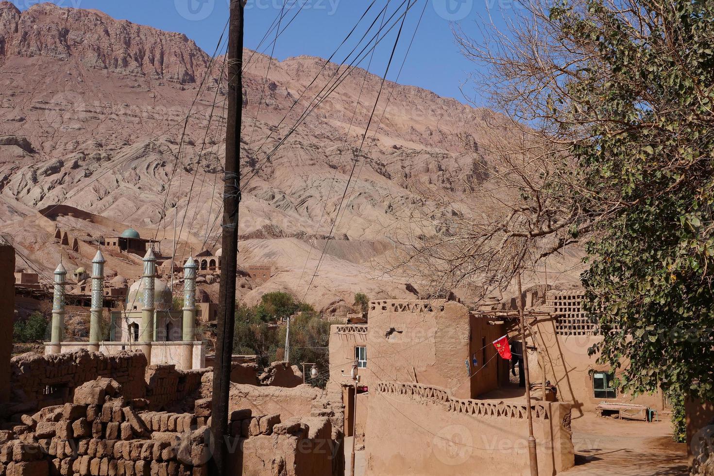 Vieille maison dans la vallée du village de tuyoq inturpan province du xinjiang en chine. photo