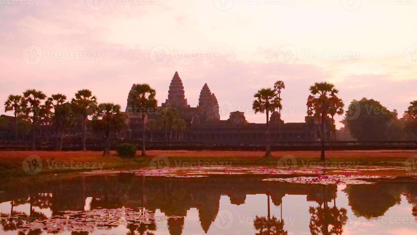Patrimoine de l'ancien temple angkor wat à l'aube à siem ream, cambodge photo
