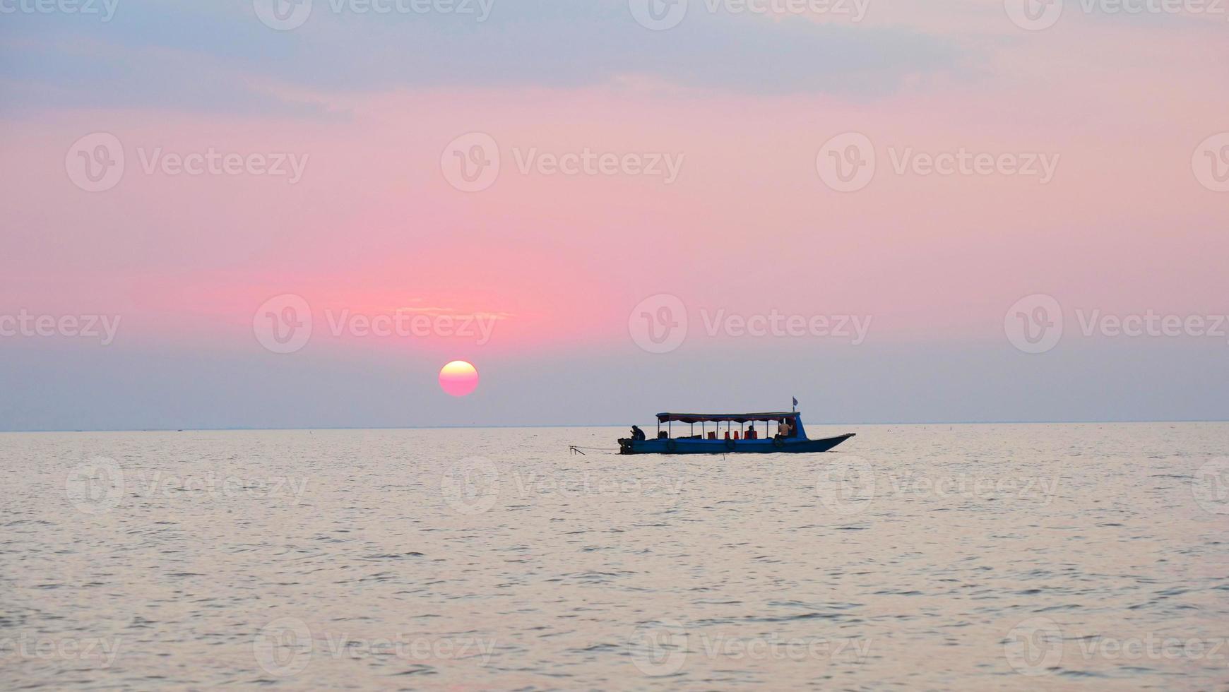 beau coucher de soleil sur le lac tonle sap à siem reap, cambodge. photo