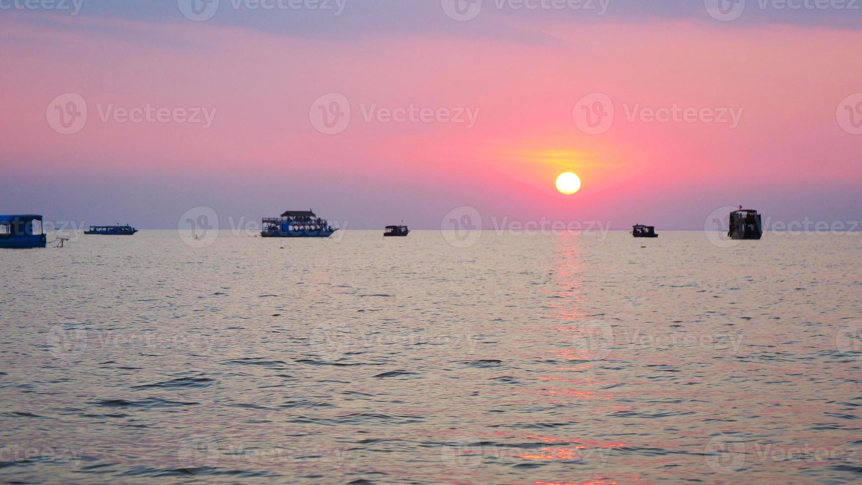 beau coucher de soleil sur le lac tonle sap à siem reap, cambodge. photo