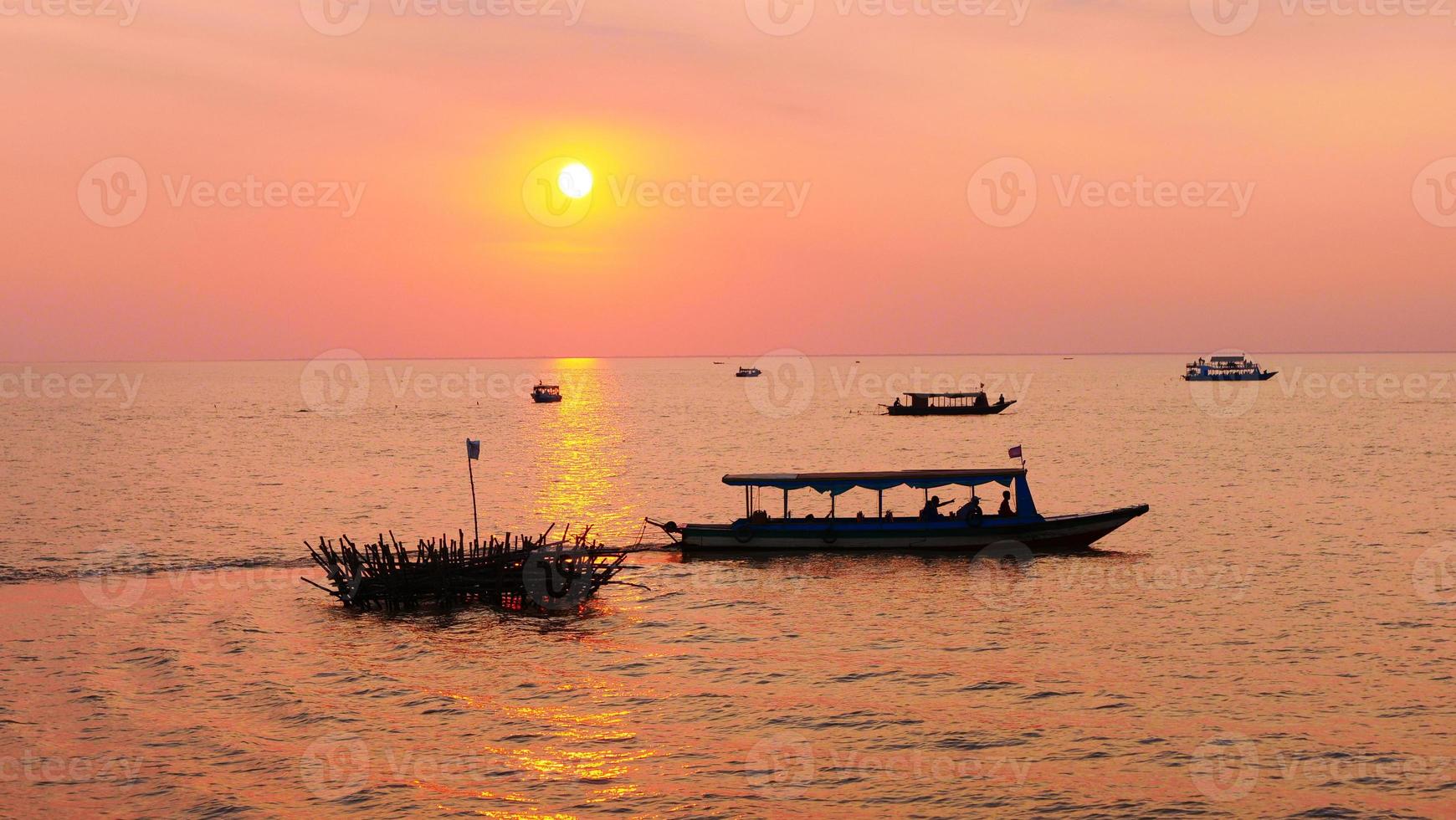 beau coucher de soleil sur le lac tonle sap à siem reap, cambodge. photo