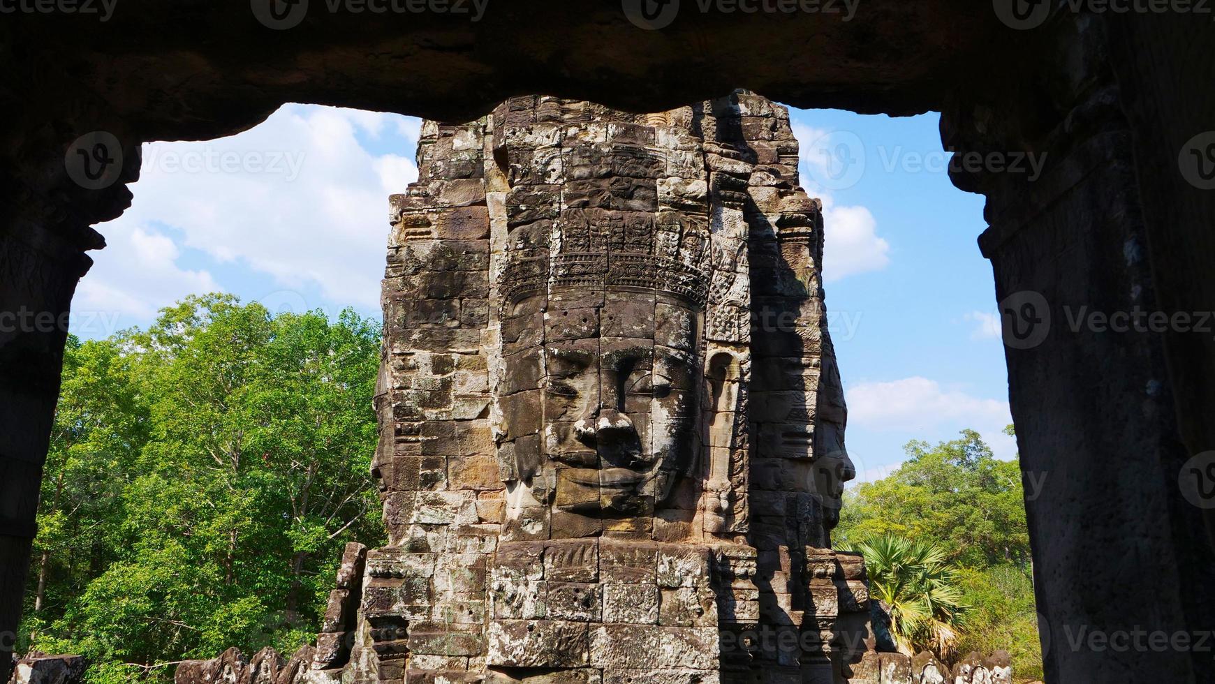 face à la tour du temple bayon, siem reap cambodge photo