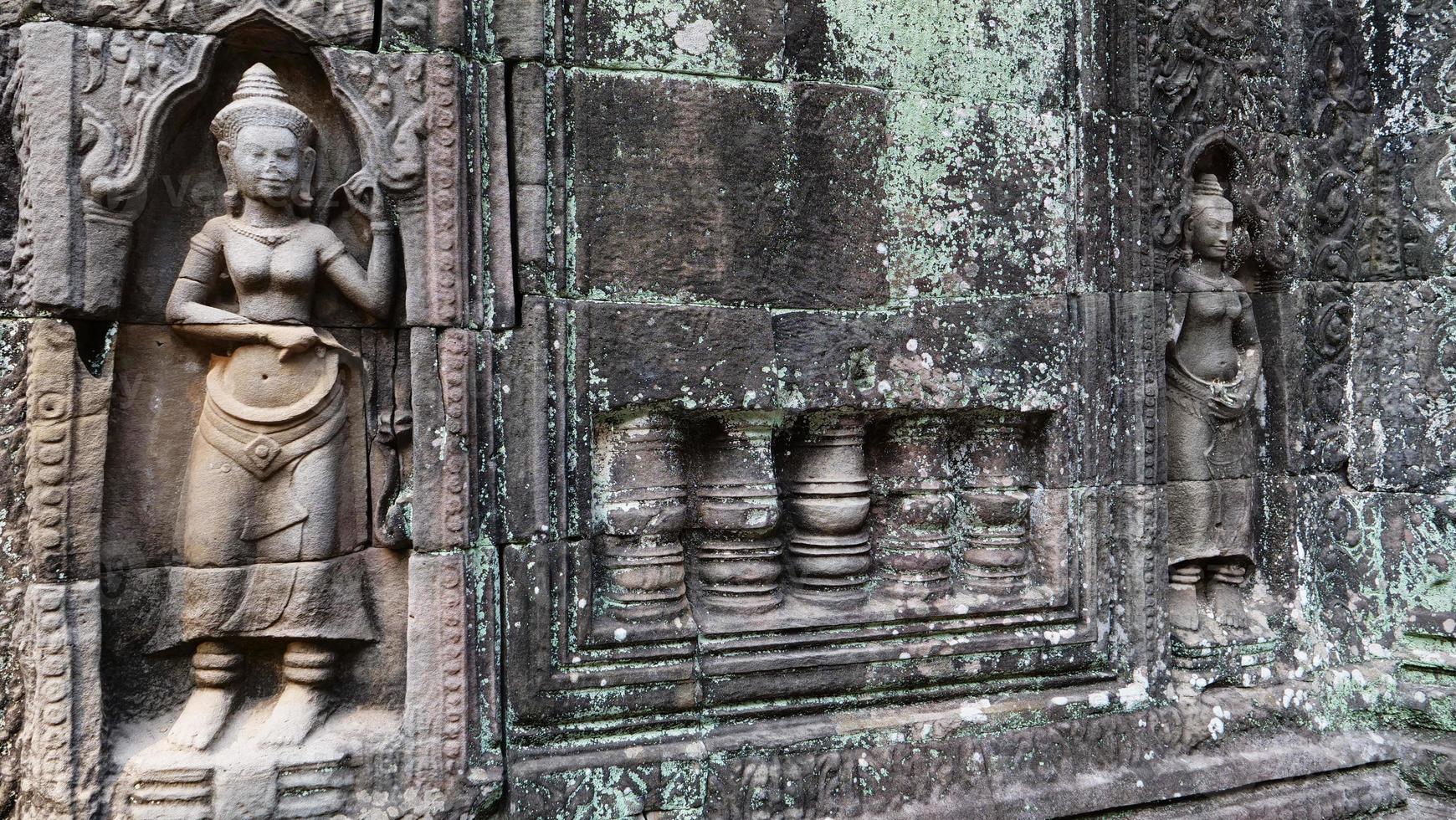 sculpture sur pierre au temple de ta som, siem reap cambodge. photo