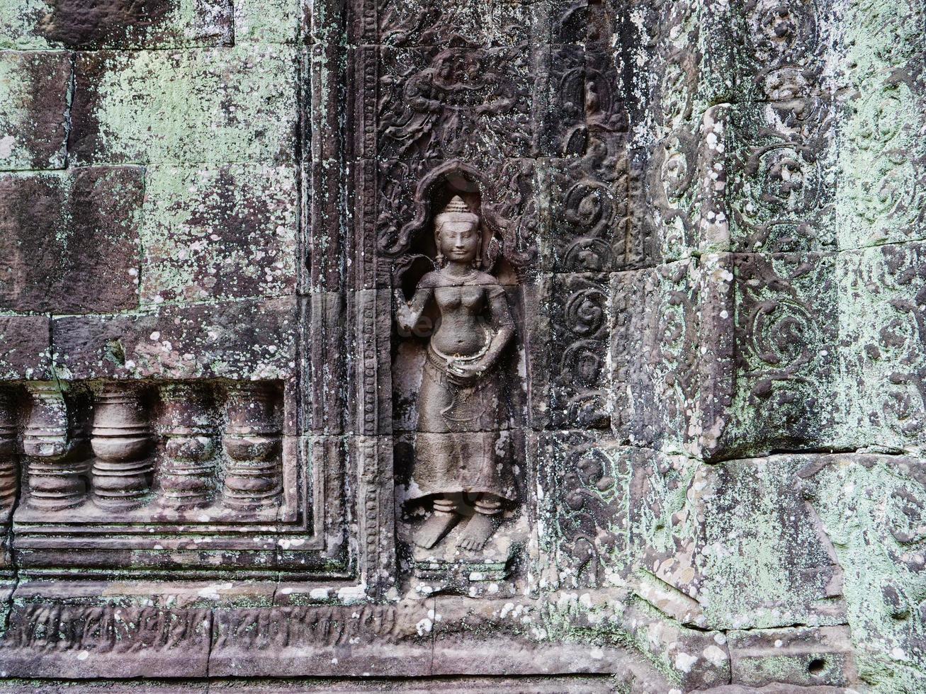 sculpture sur pierre au temple de ta som, siem reap cambodge. photo