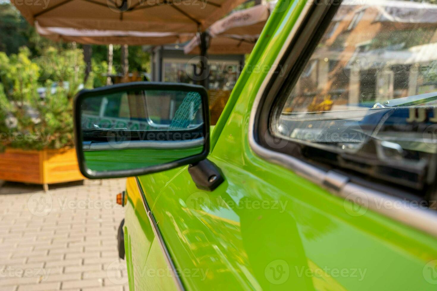 côté vue arrière miroir de un vieux classique voiture est lumière vert. détails de rétro voitures photo