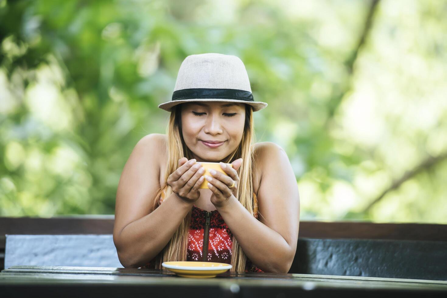 jeune femme heureuse avec du café au lait le matin photo