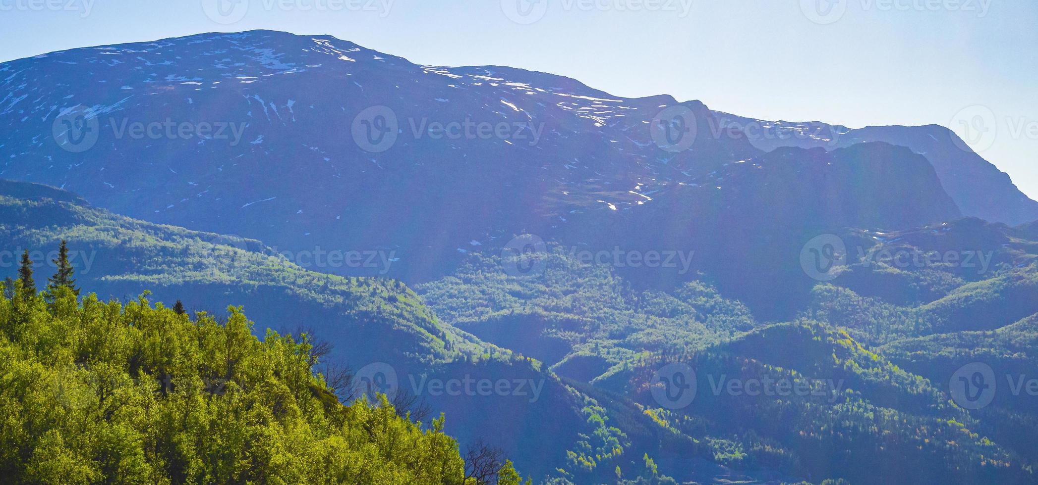 beau panorama de montagne norvège hemsedal avec neige dans les montagnes. photo