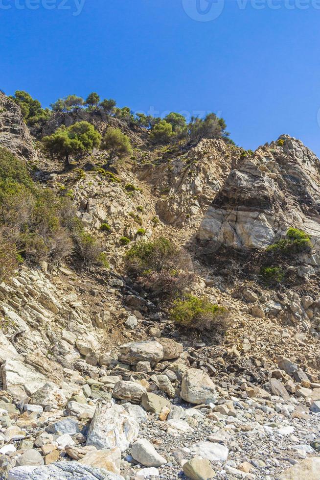 paysages naturels rugueux sur l'île de kos grèce montagnes falaises rochers. photo
