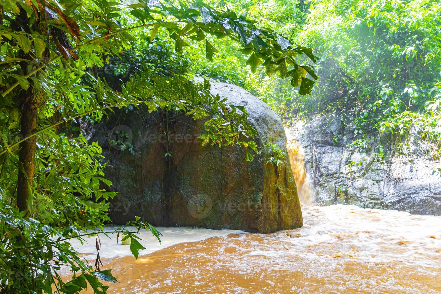 cascade wang sao thong dans la forêt tropicale humide de koh samui en thaïlande. photo