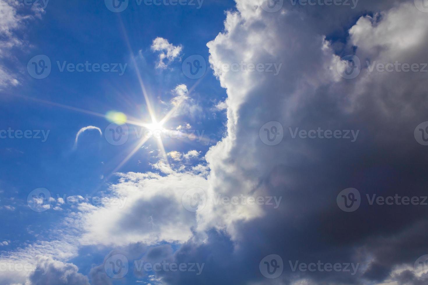 rayons de soleil au-dessus et entre les nuages et le ciel bleu allemagne photo