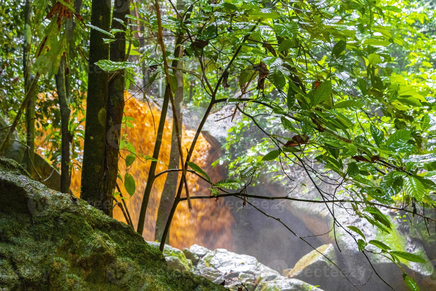 cascade wang sao thong dans la forêt tropicale humide de koh samui en thaïlande. photo