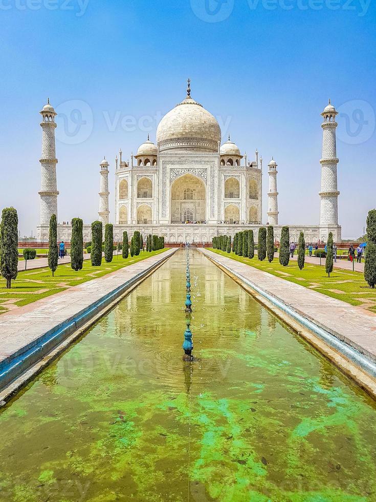 panorama du taj mahal à agra en inde avec d'étonnants jardins symétriques. photo