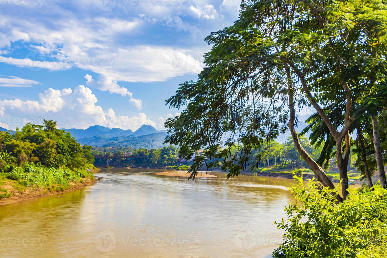 ville de luang prabang au panorama paysager du laos avec le fleuve mékong. photo