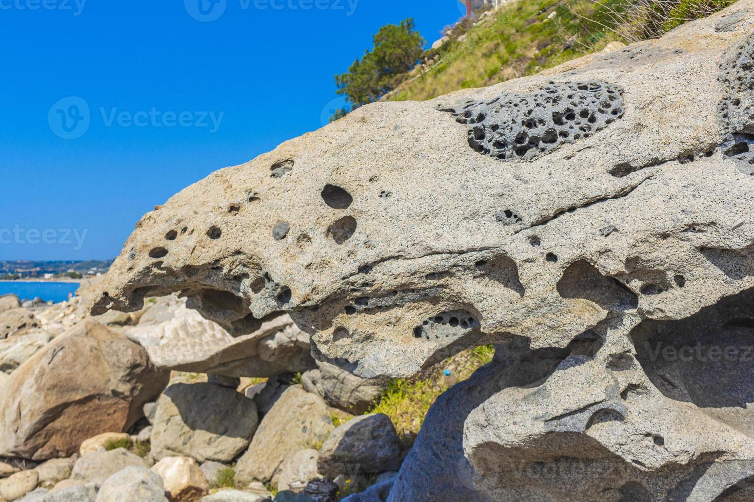 grande formation rocheuse rare dans les paysages côtiers de l'île de kos en grèce. photo